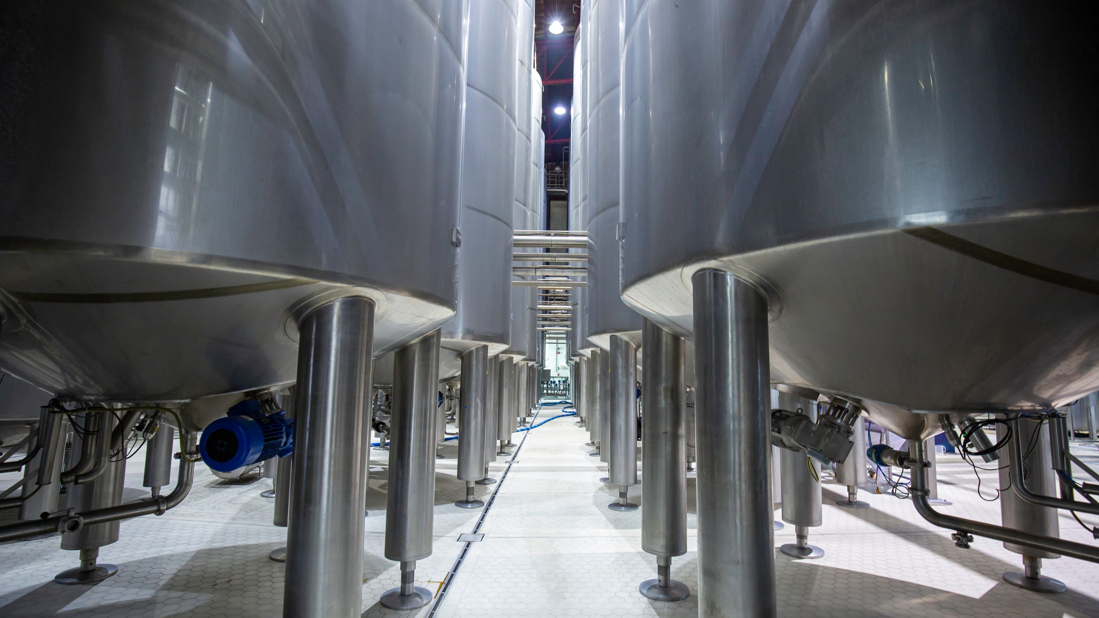 Tanques de acero inoxidable de grado sanitario en planta alimentaria