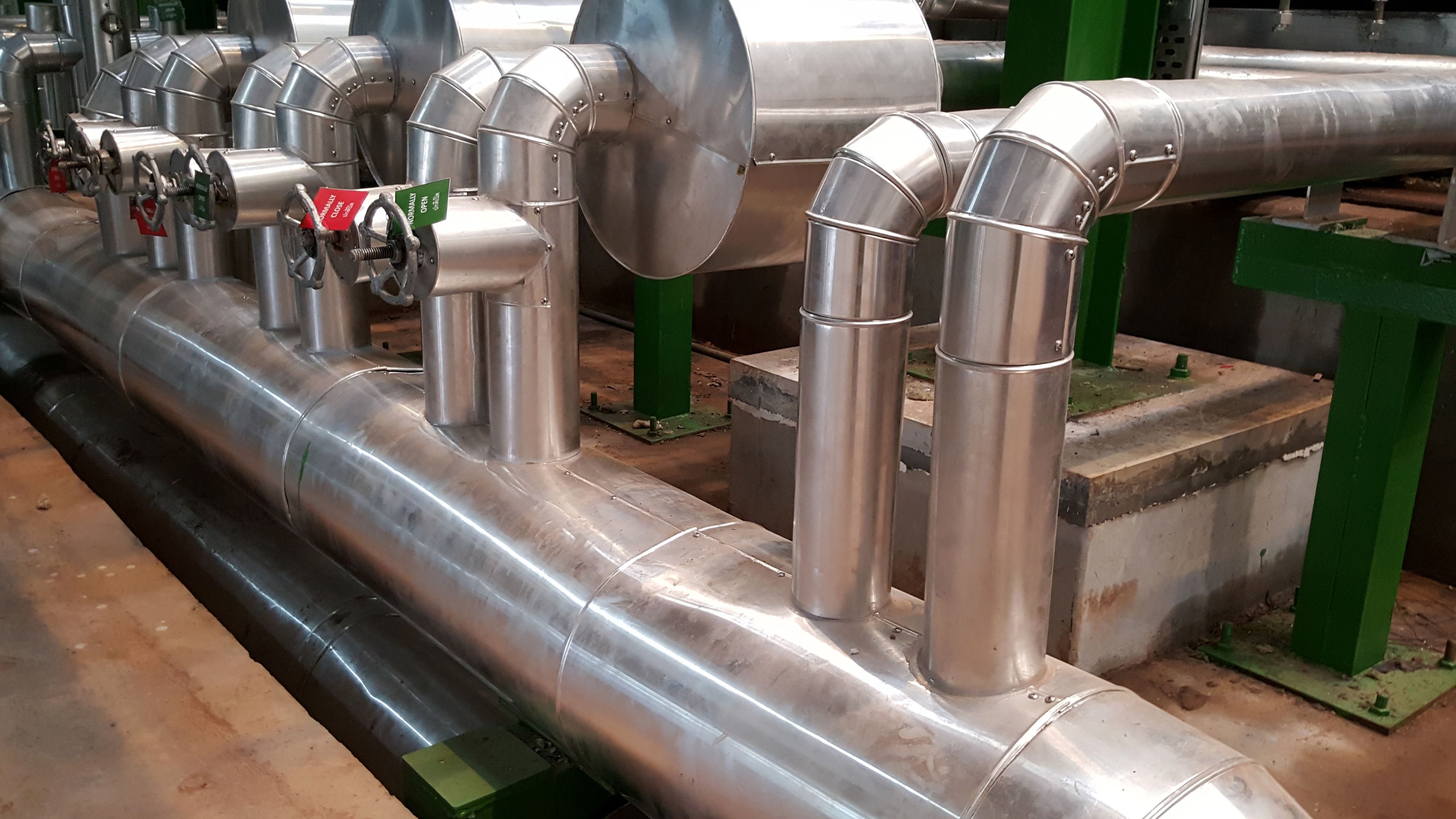 Tubería de vapor y válvula de control en planta de generación de energía