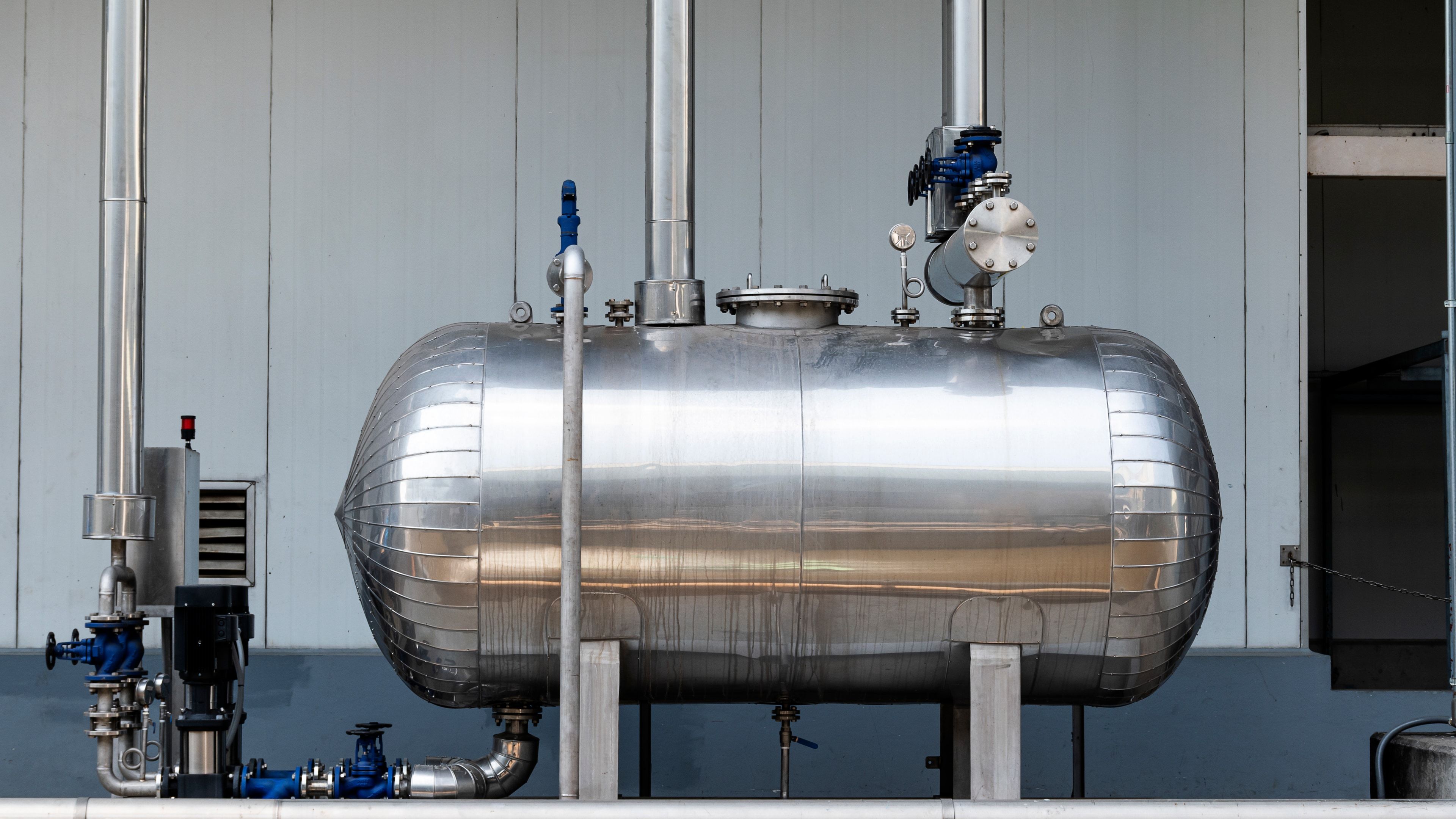 Gran recipiente a presión de acero para almacenamiento de CO₂ en planta industrial