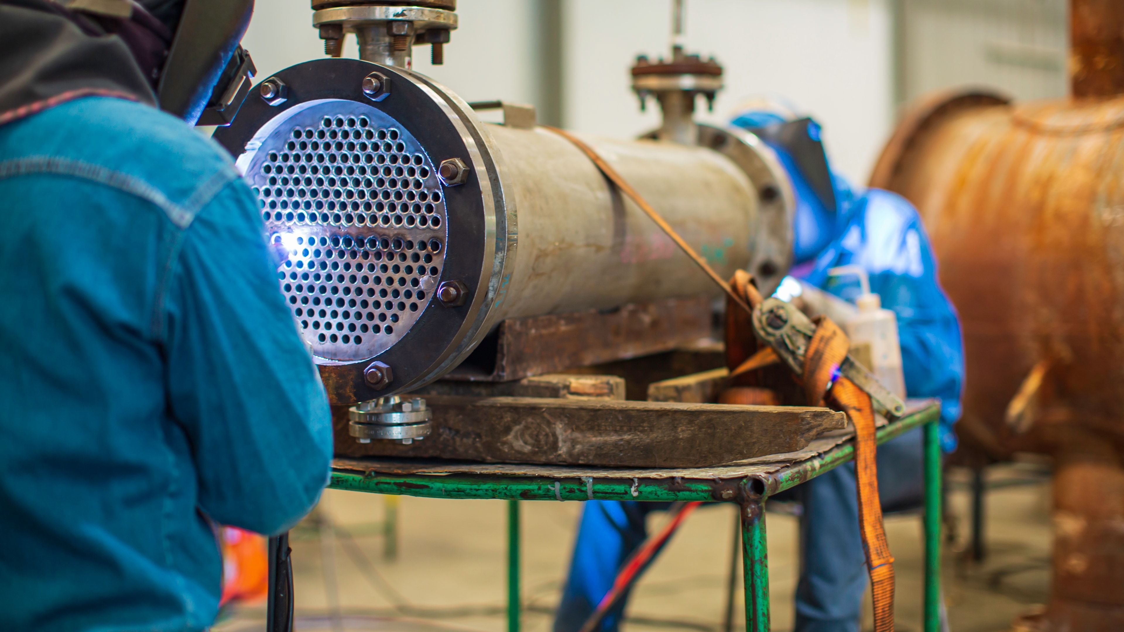 Soldadura de chapa de acero con proyección de chispas en taller de calderería industrial