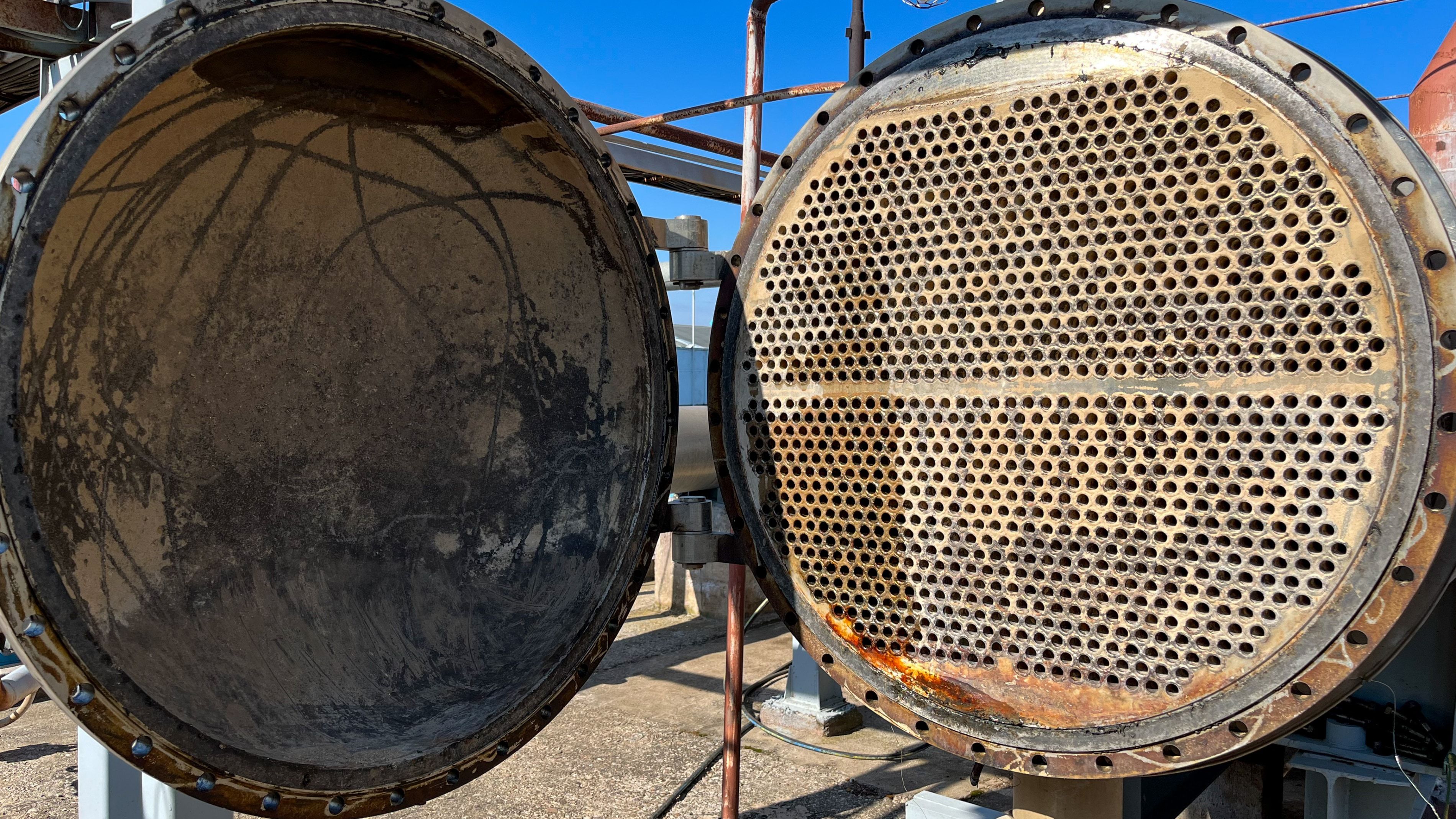 Intercambiador de calor de carcasa y tubo de acero en planta industrial