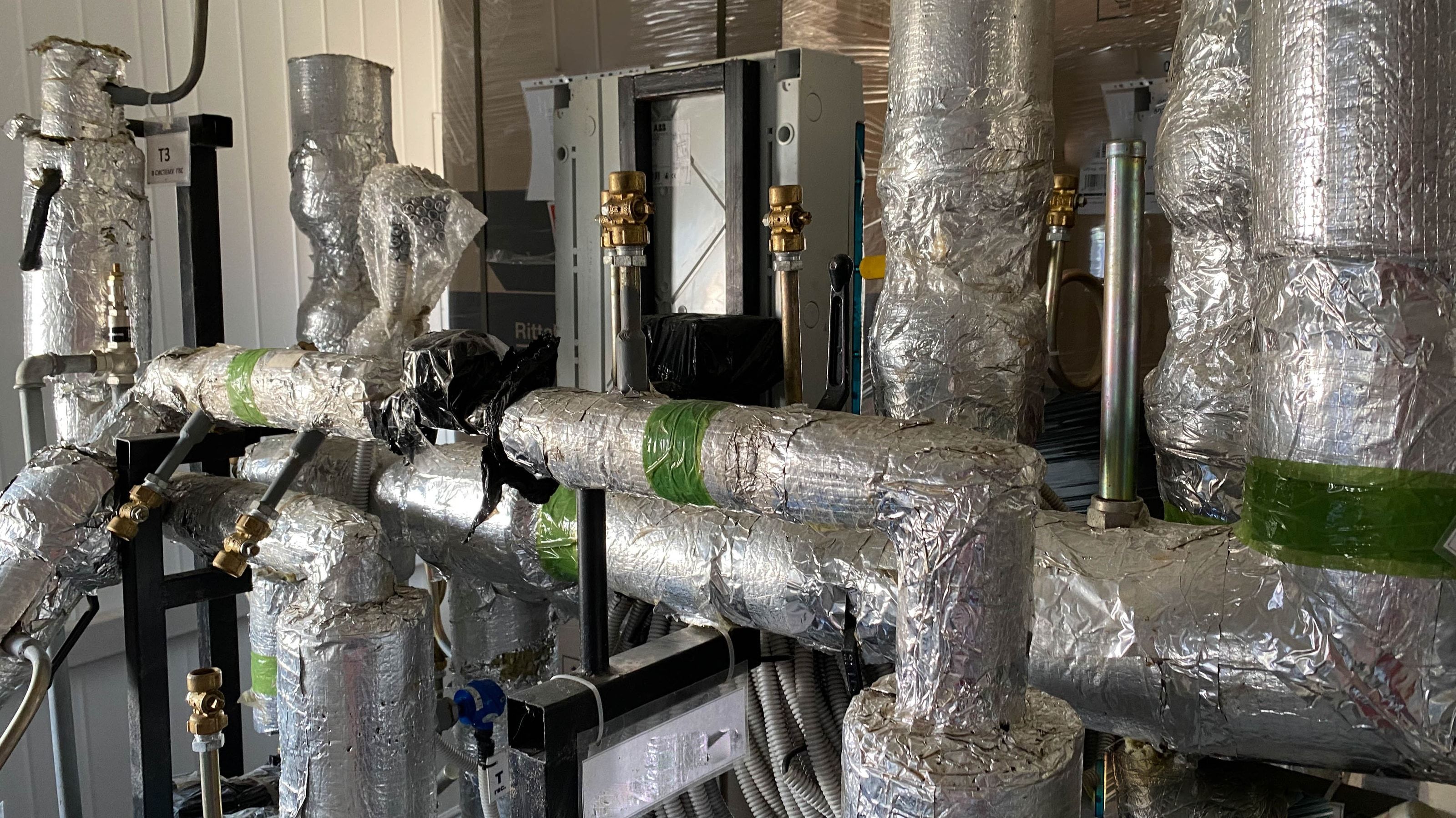 Tubería de proceso con bridas en una instalación industrial de transferencia térmica