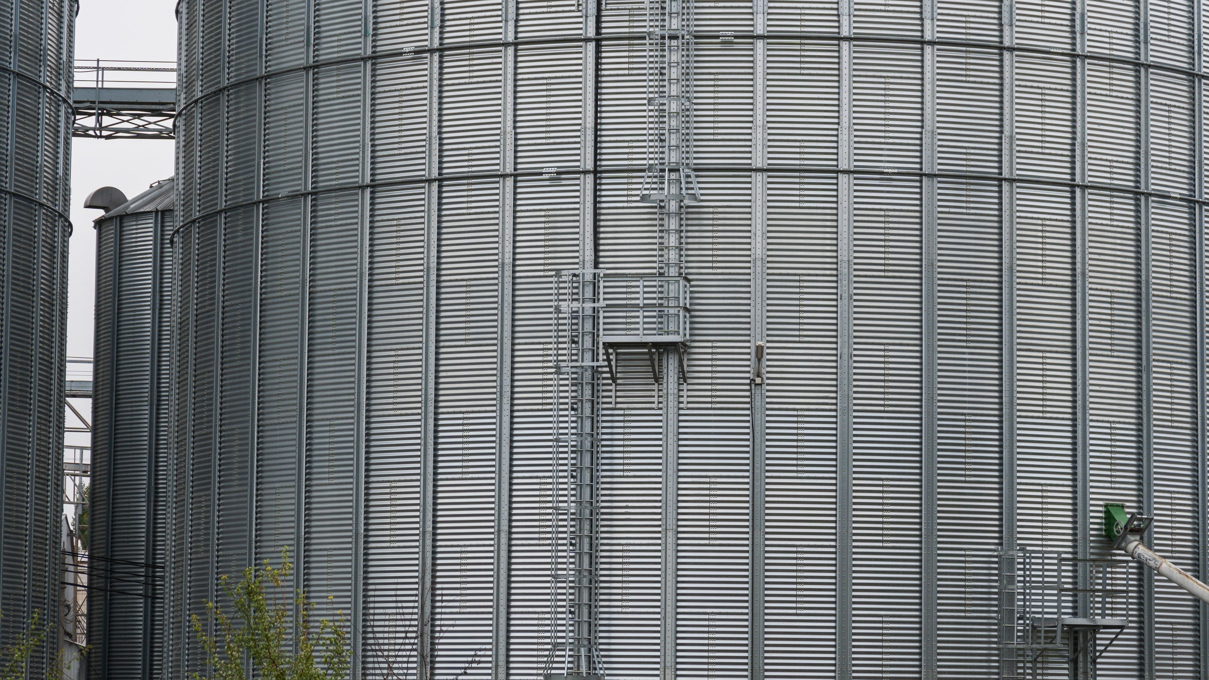 Silos metálicos industriales de gran altura para almacenamiento de sólidos a granel