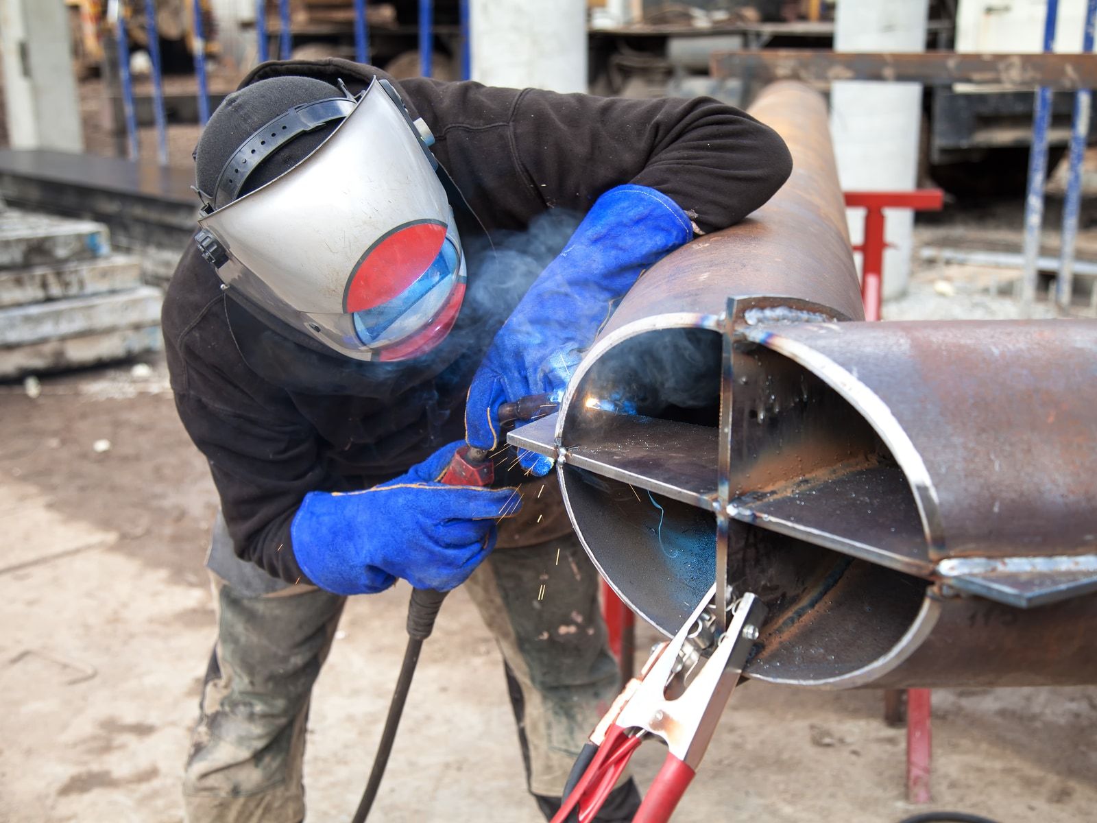 Soldadura de tubería de acero en taller de prefabricación industrial